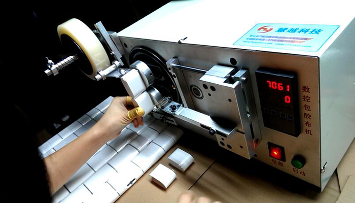 小米充電器自動(dòng)包膜機(jī)實(shí)物圖 小米充電器自動(dòng)包膜機(jī)實(shí)物圖